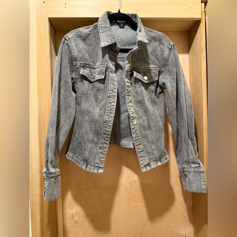 Pretty Little Thing Classic Gray Denim Jacket - Women's Size 2 Preloved 🥰